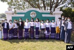 စစ္အာဏာသိမ္းမႈကို ဆန္႔က်င္ဆႏၵျပသူ ဝန္ထမ္းမ်ာကို ေနျပည္ေတာ္မွာ ေတြ႔ရ။ (ေဖေဖာ္ဝါရီ ၀၄၊ ၂၀၂၁)
