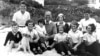 La famille Kennedy au port de Hyannis en 1931. GD: Robert, John, Eunice, Jean, Joseph Kennedy, Rose Fitzgerald Kennedy (derrière), Patricia, Kathleen, Joseph Jr. (derrière), Rosemary et leur chien "Buddy". (Photo Richard Sears/ John F. Kennedy Presidential Library and Museum)