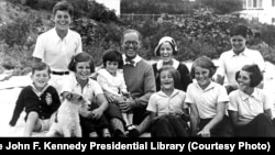 La famille Kennedy au port de Hyannis en 1931. GD: Robert, John, Eunice, Jean, Joseph Kennedy, Rose Fitzgerald Kennedy (derrière), Patricia, Kathleen, Joseph Jr. (derrière), Rosemary et leur chien "Buddy". (Photo Richard Sears/ John F. Kennedy Presidential Library and Museum)