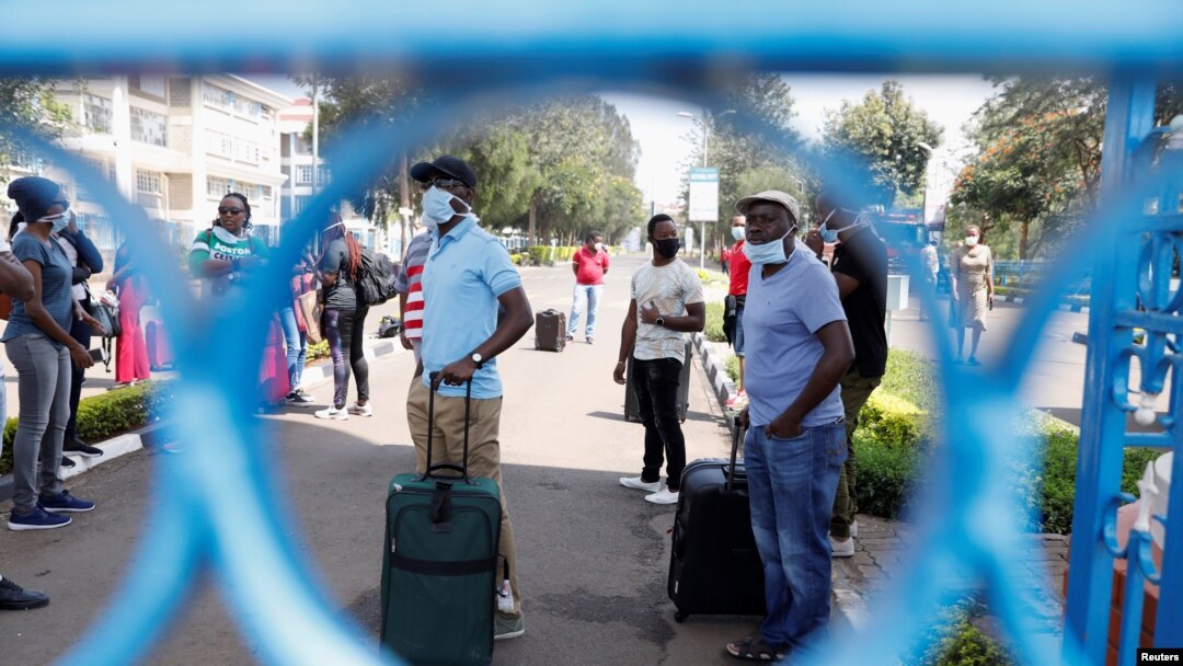 Abanyakenya boyamiriza kugumizwa mu ngo