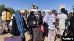 Des personnes se rassemblent à la gare pour fuir Khartoum lors d'affrontements entre les Forces paramilitaires de soutien rapide et l'armée à Khartoum, au Soudan, le 19 avril 2023.
