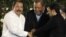 El presidente de Nicaragua, Daniel Ortega, se toma las manos con su homólogo venezolano, Hugo Chávez (centro), y el mandatario iraní, Mahmoud Ahmadinejad (izquierda).