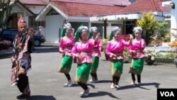 Tari Munalo, tari penyambutan dari Gayo Aceh. Aceh siap membuka Festival Danau Laut Tawar untuk memeriahkan Tahun Kunjungan Aceh 2013.