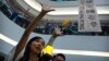 Demonstran menyanyikan lagu tema yang ditulis oleh pengunjuk rasa "Glory to Hong Kong" di pusat perbelanjaan Times Square di Hong Kong, Kamis, 12 September 2019. (Foto: AP)