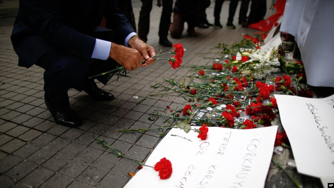 Gradjani ostavljaju cveće na mestu jučerašnjeg napada u Istanbulu