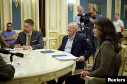 Senator AS Lindsey Graham (tengah) dalam pertemuan dengan Presiden Ukraina Volodymyr Zelenskiy di Kyiv, 26 Mei 2023.