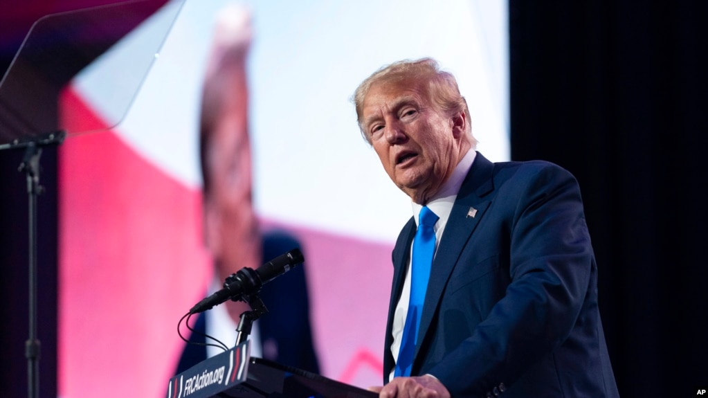 ARCHIVO - El expresidente Donald Trump habla durante un evento en Washington, el viernes 15 de septiembre de 2023. 