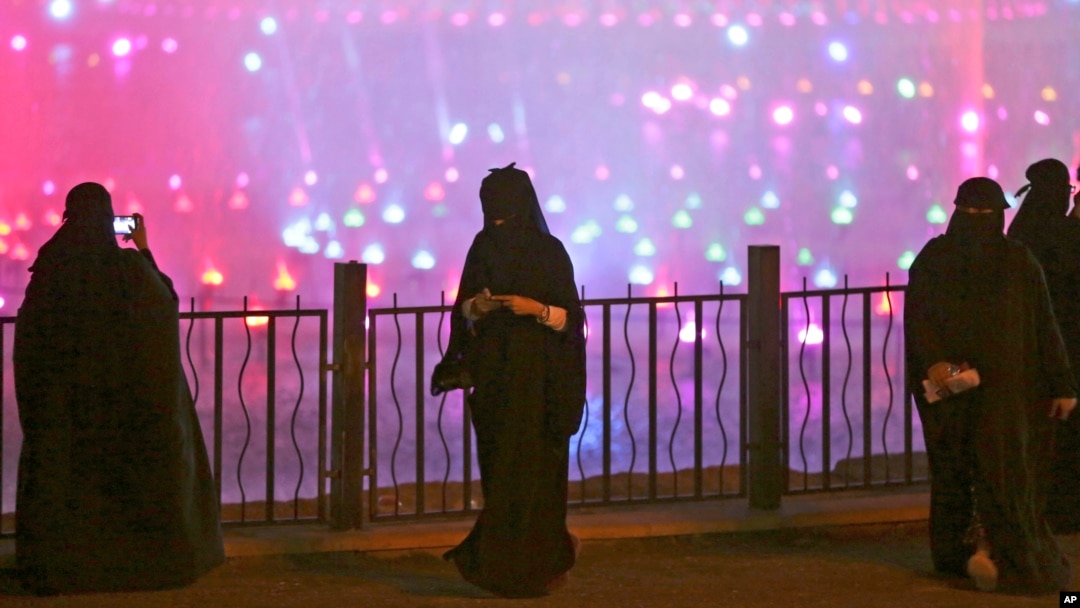 Para perempuan Saudi berkumpul di sebuah taman di Riyadh (foto: ilustrasi). 