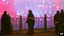 Para perempuan Saudi berkumpul di sebuah taman di Riyadh (foto: ilustrasi). 