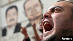 Journalists protest against restriction on the press and to demand the release of detained journalists, in front of the Press Syndicate in Cairo, Egypt, May 4, 2016.