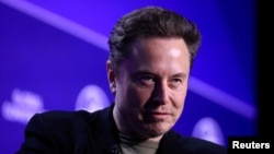 ARCHIVO - Elon Musk, director ejecutivo de SpaceX y Tesla y propietario de X, observa durante las sesiones de la conferencia global Milken Conference 2024 en el Beverly Hilton en Beverly Hills, California, EEUU, el 6 de mayo de 2024.