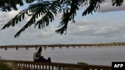 Un homme est assis sur les rives du fleuve Niger, à Bamako, le 31 juillet 2018.