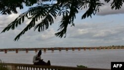 Le fleuve Niger est un lien vital dans un environnement exigeant. De gros bateaux convoient passagers et marchandises pendant la saison pluvieuse à la faveur de la montée des eaux.