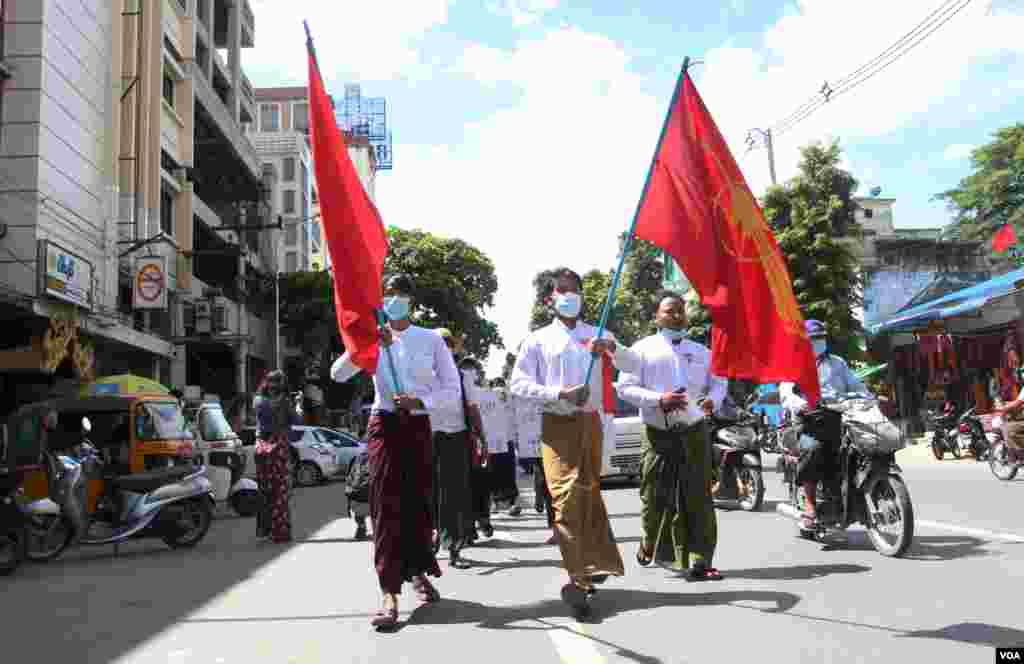 ဗမာနိုင်ငံလုံးဆိုင်ရာ ကျောင်းသားသမဂ္ဂများအဖွဲ့ချုပ် အဖွဲ့ဝင်တွေ မန္တလေးမြို့ ၈၄-၃၁ လမ်းကနေ ဈေးချို နာရီစင်အထိ ချီတက် လမ်းလေ ျှာက်ခဲ့ကြတဲ့ မြင်ကွင်း။ (စက်တင်ဘာ ၁၀၊ ၂၀၂၀)