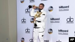 Drake posa en la sala de prensa con sus 13 premios en la ceremonia de entrega de los premios Billboard, en el T-Mobil Arena, en Las Vengas, Nevada, el domingo, 21 de mayo de 2017.