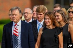 지난 2017년 6월 미국 오하이오주 와이오밍에서 열린 오토 웜비어 군의 장례식에 가족과 친구들이 참석했다. 앞줄은 아버지 프레드 웜비어 씨와 어머니 신디 윔비어 씨.