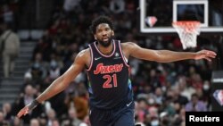 Joel Embiid des Philadelphia 76ers après avoir marqué un panier contre les Raptors de Toronto.