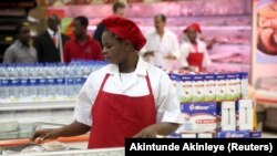 ARCHIVES - Une employée dans le magasin principal de Shoprite à Lagos, la capitale commerciale du Nigeria, le 29 avril 2010. 