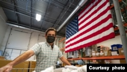 美國口罩製造商協會主席、阿姆布魯斯特美國口罩公司CEO勞埃德·阿姆布魯斯特（Lloyd Armbrust）在口罩廠。（來源：勞埃德·阿姆布魯斯特）