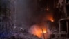 Petugas pemadam kebakaran berusaha memadamkan api di Kyiv, Ukraina pada Kamis, 28 April 2022. Rusia melancarkan serangan di wilayah luas Ukraina pada Kamis, membombardir Kyiv selama kunjungan kepala PBB. (Foto: AP/Emilio Morenatti)