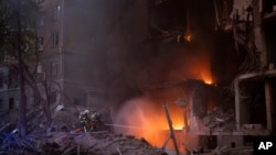 在基輔，消防人員試圖破滅一次爆炸後造成的大火。(2022年4月28日)