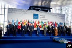 Para pemimpin dunia berfoto bersama pada KTT G-20 di pusat konferensi La Nuvola, di Roma, 30 Oktober 2021. (Foto: via AP)