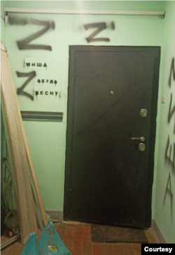 The door to Mikhail Samin's apartment, covered with pro-war graffiti. (Mikhail Samin)