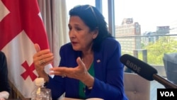 La presidenta de Georgia, Salomé Zurabishvili, responde a preguntas de la Voz de América, en Washngton DC, el 29 de abril de 2020. [Foto: VOA / Carolina Valladares]