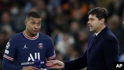 Mbappe, hagu, da mai horar da 'yan wasan PSG Pochettino, dama