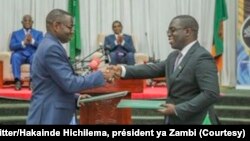 Président Félix Tshisekedi ya RDC (na nsima mpe na gauche) na président ya Zambie Hichilema Hakainde (na nsima mpe na droite) bazali kotala ndenge ba ministres ba bango (Julien Paluku ya RDC ya Industries. liboso na gauche na mokokani wa ye ya Zambie) baw