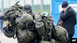 Un hombre lleva equipo de combate cuando sale de Polonia para luchar en Ucrania, en el cruce fronterizo de Medyka, Polonia, el 2 de marzo de 2022.