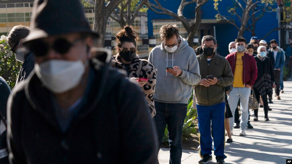 (ARŞİV) Los Angeles'ta COVID-19 aşısı kuyruğu