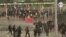 Manifestantes enfrentan cañones de agua y gases lacrimógenos en protesta en Colombia