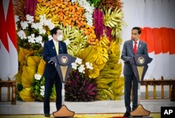 Presiden RI Joko Widodo dalam konferensi pers bersama PM Jepang Fumio Kishida di Istana Bogor, Jumat (29/4).