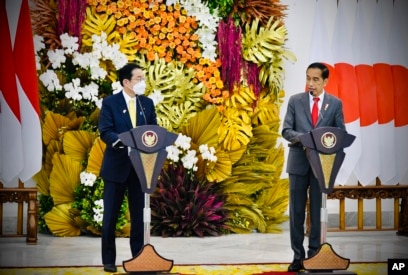 Presiden RI Joko Widodo dalam konferensi pers bersama PM Jepang Fumio Kishida di Istana Bogor, Jumat (29/4).