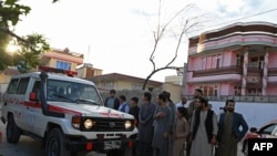 Sebuah ambulans mengangkut korban luka-luka pasca ledakan di sebuah masjid di Kabul, Afghanistan Jumat (29/4). 