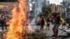 Los manifestantes queman una barricada durante una protesta contra el gobierno del presidente colombiano Iván Duque para conmemorar el primer aniversario de un estallido social, en Medellín, Colombia, el 28 de abril de 2022. [Foto de Joaquín SARMIENTO / AFP]