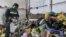 Le Kenyan Nzambi Matee, entrepreneur et inventeur, trie les déchets plastiques avant de les broyer, les mélanger avec du sable puis les recycler pour fabriquer des briques, dans l'atelier de l'entreprise dans la zone industrielle de Nairobi, le 16 février 2022.