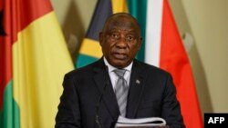 Le président sud-africain Cyril Ramaphosa tient une conférence de presse lors de la visite d'État du président bissau-guinéen Umaro Sissoco Embalo en Afrique du Sud dans les bâtiments de l'Union à Pretoria le 28 avril 2022.