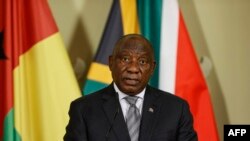 Le président sud-africain Cyril Ramaphosa tient une conférence de presse lors de la visite d'État du président bissau-guinéen Umaro Sissoco Embalo en Afrique du Sud dans les bâtiments de l'Union à Pretoria le 28 avril 2022.