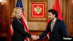 Pomoćnica američkog državnog sekretara Karen Donfrid rukuje se sa novoizabranim crnogorskim premiijerom Dritanom Abazovićem (Foto: Twitter, @DritanAbazovic)