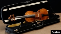 ویولنی که به حراج گذاشته می‌شود در سال ۱۷۳۶ توسط جوزپه گوآرنری، ویولن ساز مشهور ایتالیایی ساخته شد.