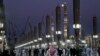 Orang-orang berjalan sebelum shalat di Masjid Nabawi, di kota suci Saudi Madinah, Kamis, 15 September 2016. (Foto: AP)