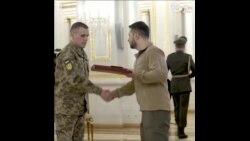 泽连斯基向军人颁发勋章 