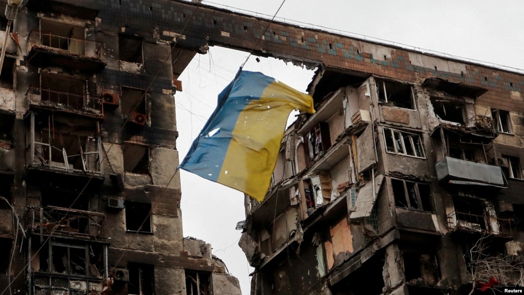 TƯ LIỆU: Một lá cờ Ukraine bị rách treo trên dây trước một tòa nhà chung cư bị phá hủy trong cuộc xung đột Ukraine-Nga ở thành phố cảng phía nam Mariupol, Ukraine, ngày 14 tháng 4 năm 2022.