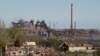 Dân thường Ukraine được sơ tán khỏi nhà máy Azovstal 