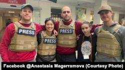 Анастасія Магеррамова із міжнародними журналістами в НДСЛ "Охматдит", Facebook @Anastasia Magerramova