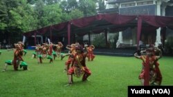 Salah satu tarian dipentaskan dalam Perayaan Hari Tari Sedunia di kampus ISI Surakarta, 29 April 2017 (Foto: VOA/Yudha)
