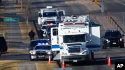 Polisi mengamankan lokasi penembakan di Highlands Ranch, Colorado, Minggu (31/12). 