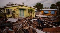 Puing-puing dari rumah-rumah yang hancur akibat Badai Milton berserakan di sekitar rumah-rumah yang masih berdiri di Manasota Key, Florida, 12 Oktober 2024. (Foto: AP)